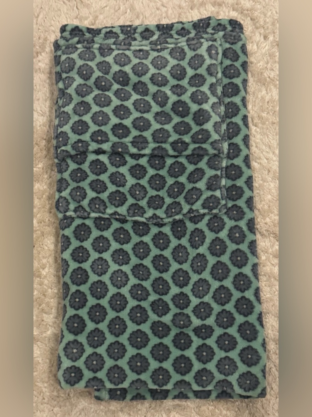 Vera Bradley Fleece Travel Blanket w/Built in Pocket to transform to a Pillow - Picture 1 of 4